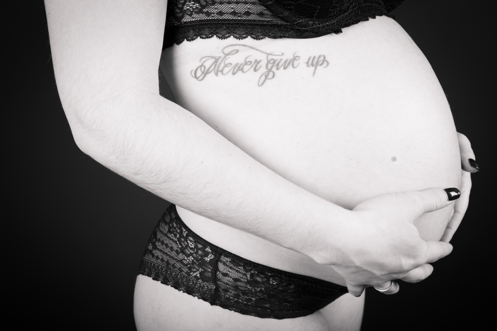 photo ventre femme enceinte tatouage noir et blanc ventre nu photographe Blois