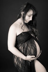 photo femme enceinte robe dentelle noire cheveux longs noir et blanc séance photo shooting photographe Blois