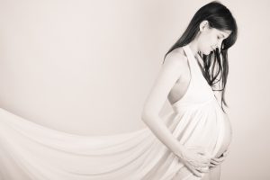 Photo studio grossesse voilage noir et blanc atelier de Lili photographe Blois studio photo femme enceinte