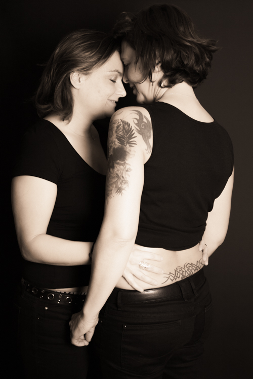 photo couple 2 femmes sépia fond noir tatouages phtographe BLois