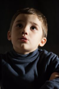 portrait enfant visage fond noir en couleurs garçon shooting photographe Blois