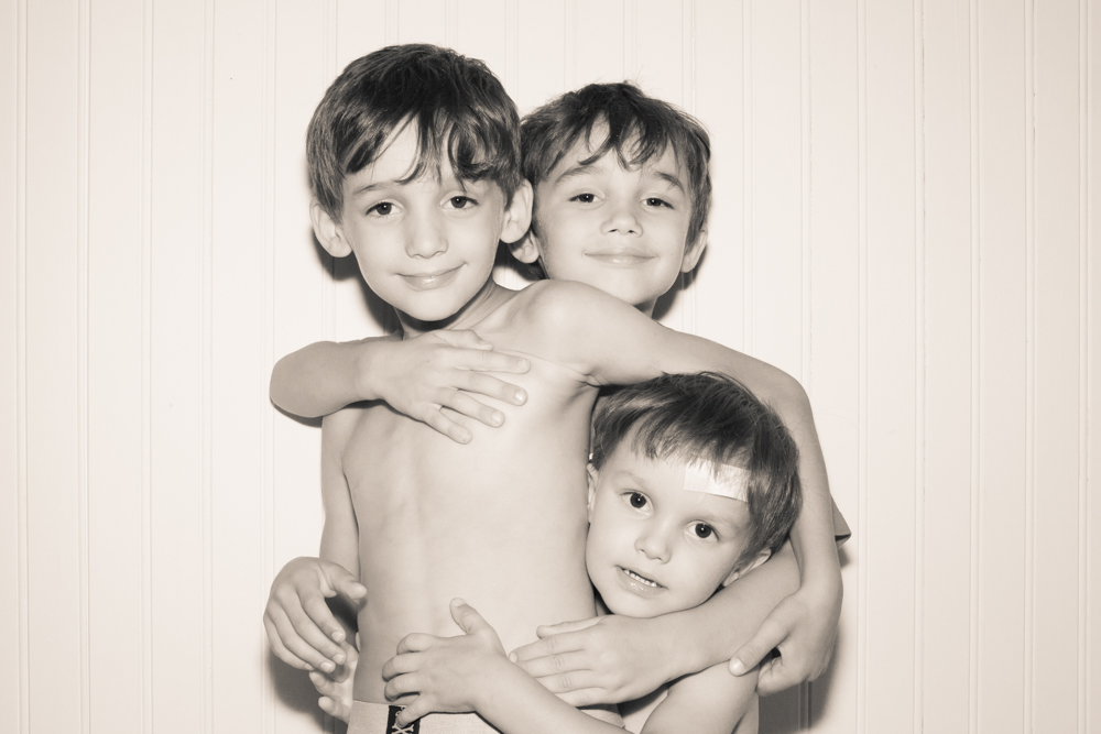 photo 3 frères noir et blanc fonc blanc garçons séance photo famille photographe Blois