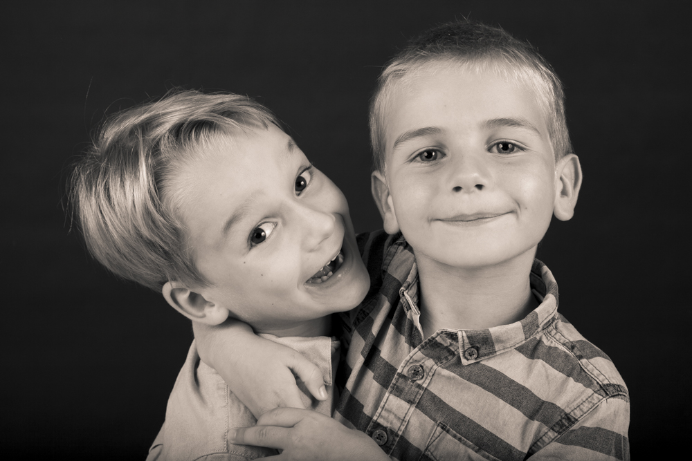 photo noir et blanc enfants fond noir cousins photo de famille photoographe Blois
