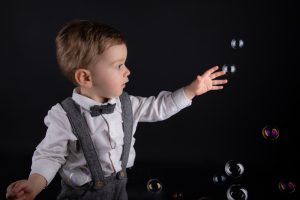 photographe Blois portrait enfant avec bulles en couleurs séance famille