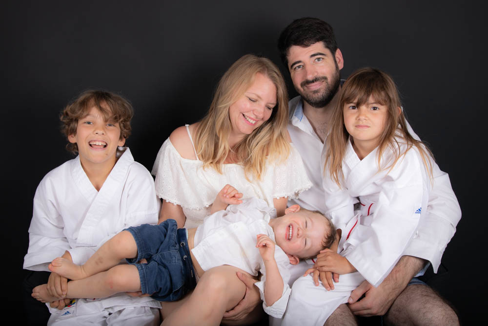 photo de famille en couleurs parents enfants fille et garçons fond noir photographe Blois shooting famille