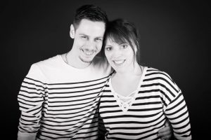 photo de couple portrait en noir et blanc pulls marins fond noir séance photo couple photographe Blois