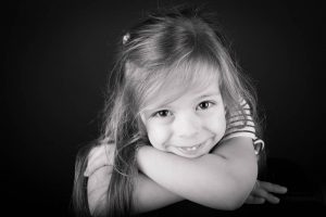 photo enfant fille noir et blanc fond noir cheveux longs séance photo photographe Blois