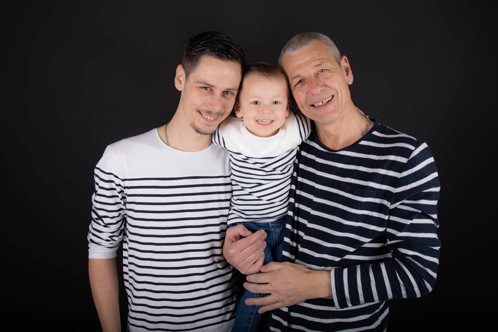 photo garçon enfant papa grand-père pulls marins fond noir photo en couleurs photographe Blois séance Famille