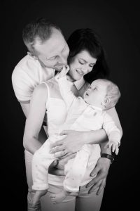 photographe Blois portrait de famille parents avec bébé fond noir photo noir et blanc
