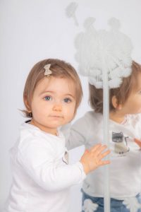 photo portrait fille enfant fleur miroir noeud cheveus en couleurs séance photo famille photographe BLois
