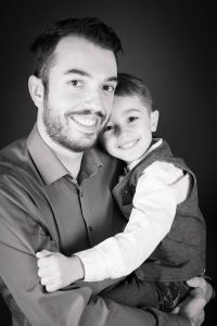 photographe Blois portrait père-fils fond noir photo noir et blanc séance famille enfant