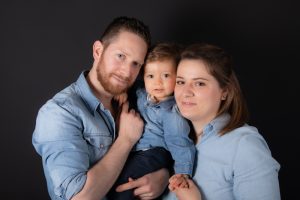 photo famille en couleurs parents avec enfant garçon photographe Blois fond noir
