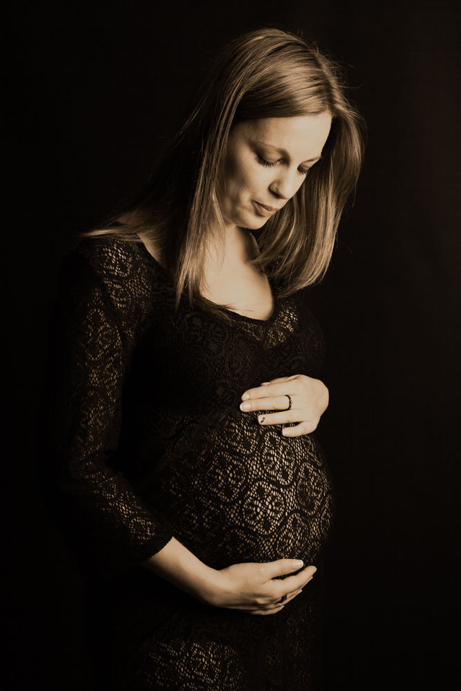 Photo sépia femme enceinte dentelle fond noir ventre séance grossesse photographe Blois