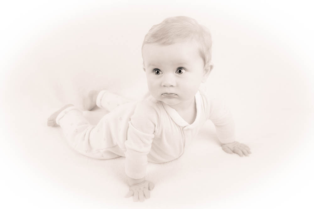 Photo bébé fille noir et blanc style vintage sur le ventre effet ancien fond blanc poupon photographe bébé Blois
