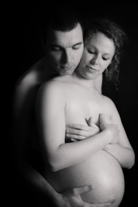 Shooting grossesse noir et blanc maternité