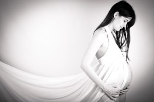 photo grossesse noir et blanc voilage maternité Blois studio photo