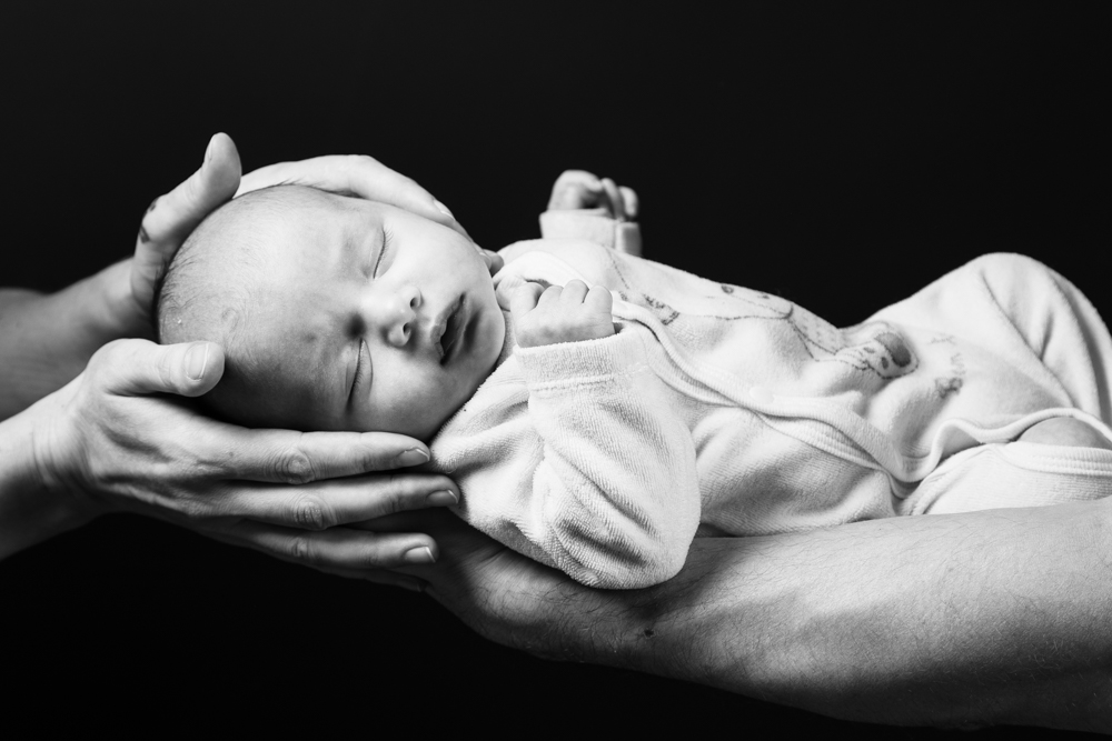 Photographe noir et blanc naissance bébé famille enfant studio photo Blois Loir-et-Cher