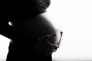 photo ventre femme enceinte silhouette grossesse shooting studio