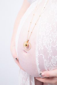 Photographe Grossesse Blois Studio L'Atelier de Lili future maman maternité femme enceinte shooting séance photo bola dressing